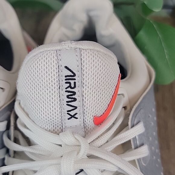 Nike women's Air Max Bella running shoe Size 8.5 - Picture 3 of 10